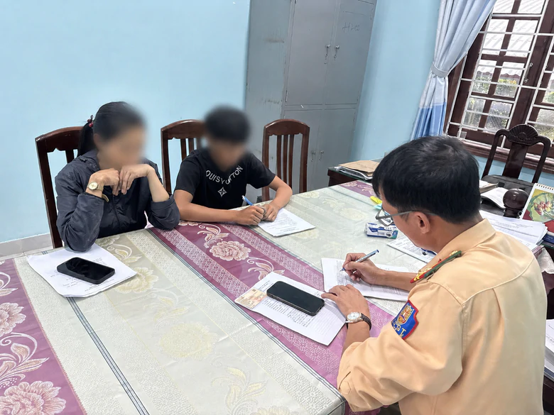 Xử phạt thiếu niên Gia Lai đi xe máy một bánh rồi bốc đầu, quay clip đăng mạng xã hội- Ảnh 1.