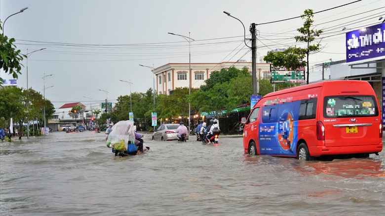Cà Mau: Mưa lớn kết hợp triều cường gây ngập sâu, bộ đội hỗ trợ người dân di chuyển- Ảnh 2.