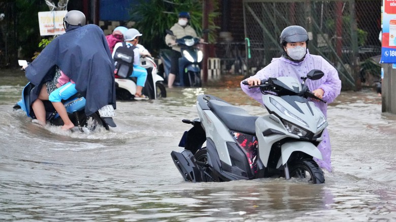 Cà Mau: Mưa lớn kết hợp triều cường gây ngập sâu, bộ đội hỗ trợ người dân di chuyển- Ảnh 3.