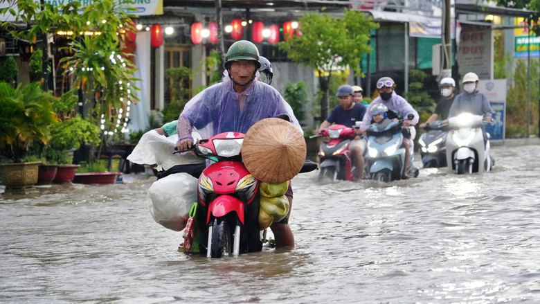 Cà Mau: Mưa lớn kết hợp triều cường gây ngập sâu, bộ đội hỗ trợ người dân di chuyển- Ảnh 1.