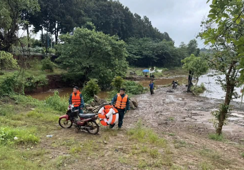 Mưa lớn gây ngập ở Đồng Nai: Đang tìm kiếm người nghi mất tích do nước cuốn- Ảnh 2.