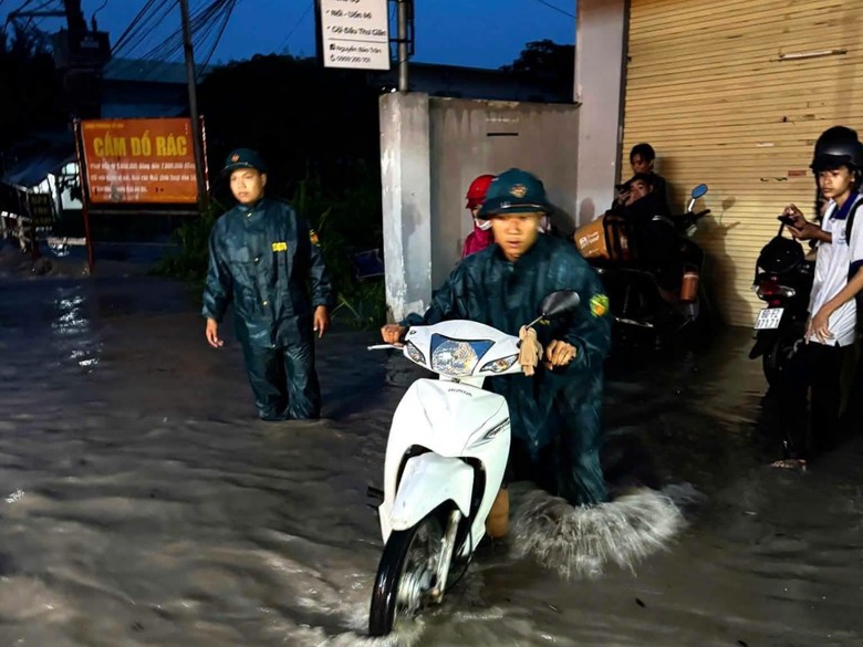 Mưa lớn gây ngập ở Đồng Nai: Đang tìm kiếm người nghi mất tích do nước cuốn- Ảnh 19.