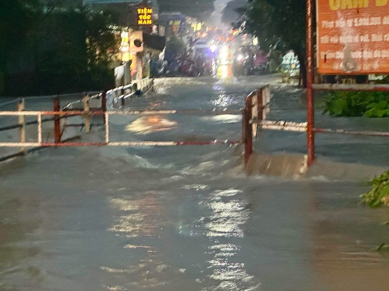 Mưa lớn gây ngập ở Đồng Nai: Đang tìm kiếm người nghi mất tích do nước cuốn- Ảnh 16.