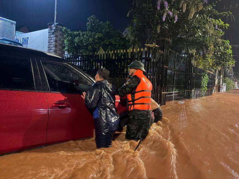 Mưa lớn gây ngập ở Đồng Nai: Đang tìm kiếm người nghi mất tích do nước cuốn- Ảnh 10.
