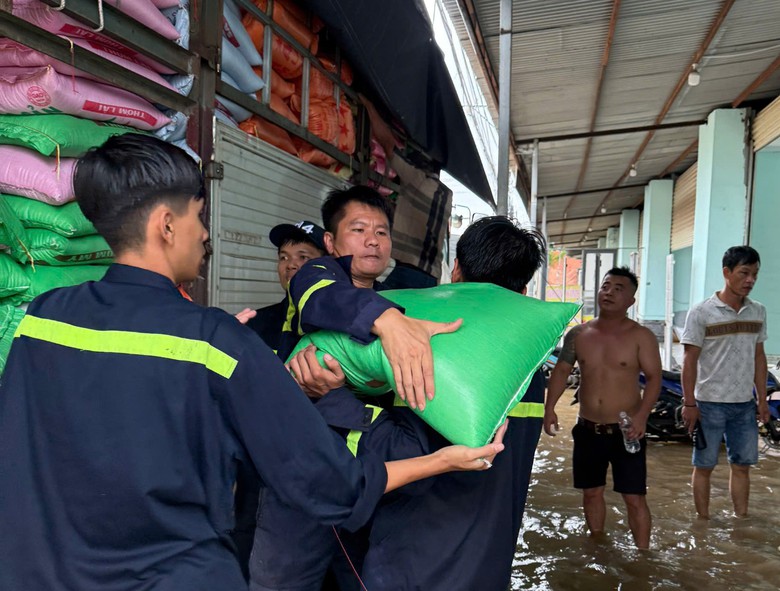 Mưa lớn gây ngập ở Đồng Nai: Đang tìm kiếm người nghi mất tích do nước cuốn- Ảnh 1.