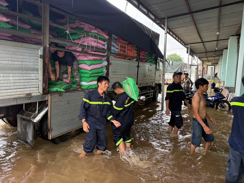 Mưa lớn gây ngập ở Đồng Nai: Đang tìm kiếm người nghi mất tích do nước cuốn- Ảnh 4.