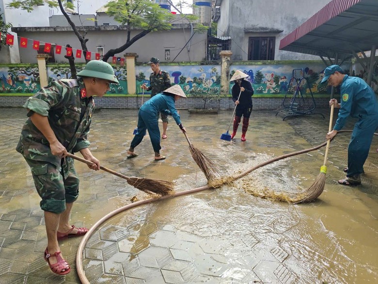 Ninh Bình: Nước sông Hoàng Long rút, người dân hối hả dọn dẹp nhà cửa, ổn định cuộc sống- Ảnh 6.