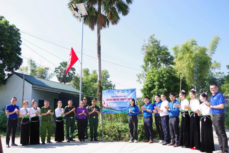 Tuổi trẻ ngành Xây dựng “Thắp sáng đường biên - Đường cờ Tổ quốc” tại Điện Biên- Ảnh 3.