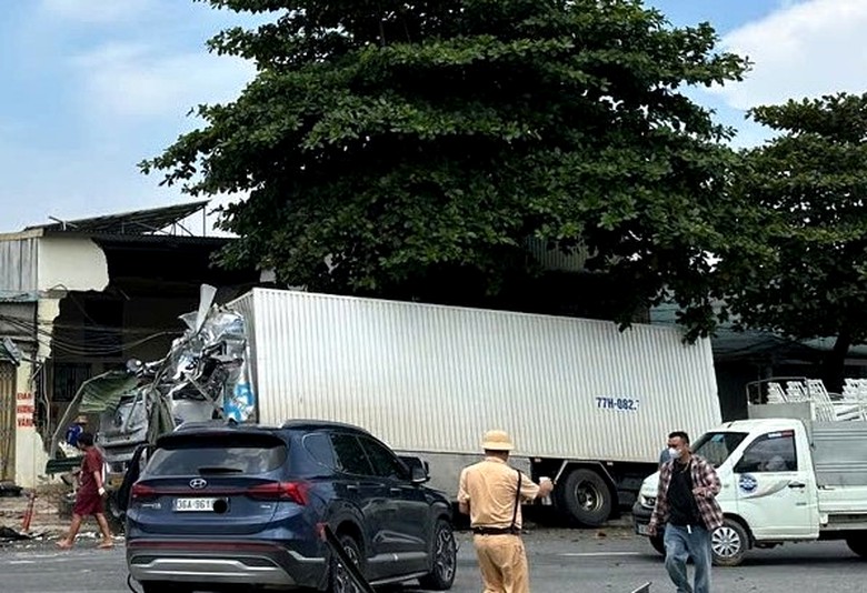 Thanh Hoá: Tai nạn giao thông liên hoàn khiến 1 người tử vong, 3 người bị thương- Ảnh 1.