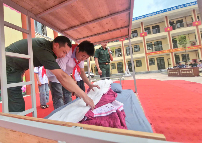 Xúc động tiết học đặc biệt ở  trường nội trú liên cấp nơi biên giới Xứ Lạng- Ảnh 1.