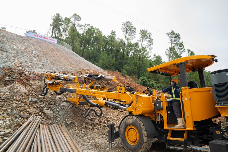 Mở thành công cửa hầm đầu tiên của tuyến cao tốc Vinh - Thanh Thủy- Ảnh 1.