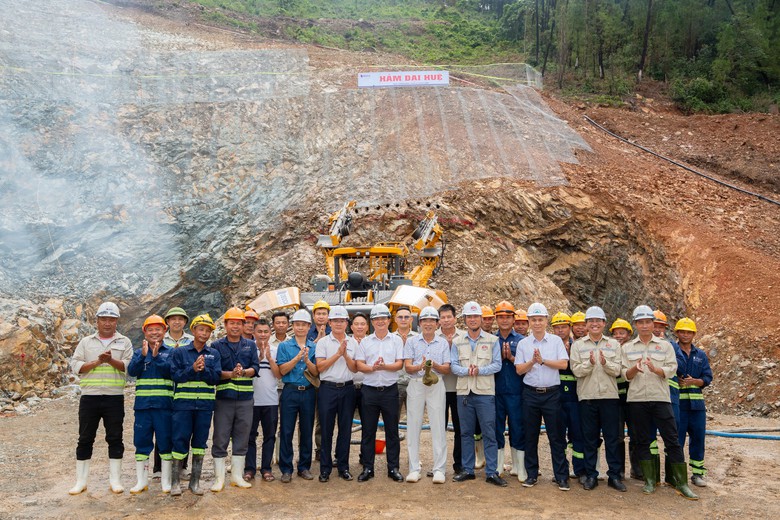 Mở thành công cửa hầm đầu tiên của tuyến cao tốc Vinh - Thanh Thủy- Ảnh 3.