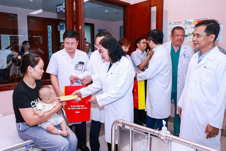 Chủ tịch MTTQ Việt Nam thăm, tặng quà Trung thu cho trẻ em tại Bệnh viện Nhi Trung ương- Ảnh 1.
