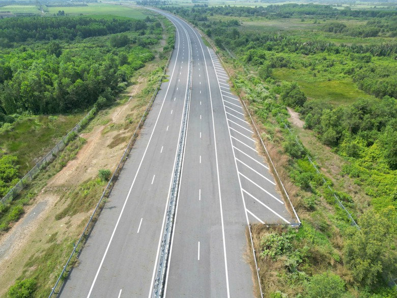Thông xe toàn tuyến cao tốc Bến Lức - Long Thành trước 30/9 - Ảnh 1.
