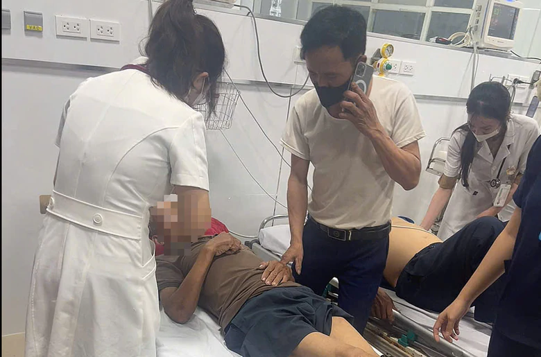 CSGT Nghệ An mở đường đưa cụ ông bị thương nặng do rơi từ tầng 2 xuống đi cấp cứu- Ảnh 1.