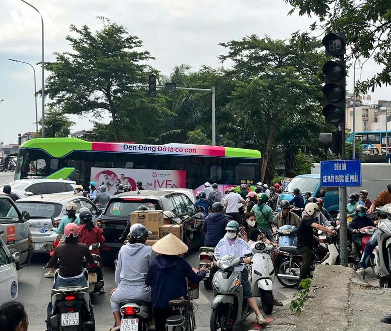 Đường đê Long Biên - Xuân Quan tạm đóng ban đêm để thi công cầu Trần Hưng Đạo - Ảnh 1.