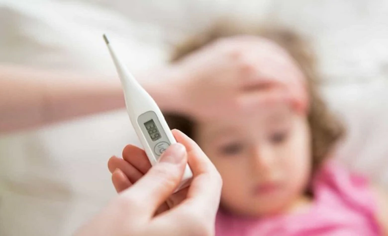 Nhiều trẻ suy hô hấp chỉ sau vài ngày ho, sốt, cha mẹ cần lưu ý điều gì? - Ảnh 1.