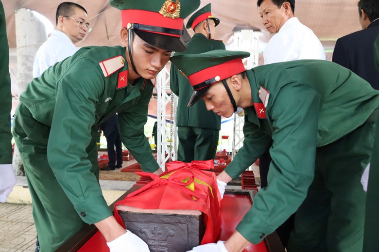 Khánh Hòa đón 45 liệt sĩ về Nghĩa trang liệt sĩ Hòn Dung - Ảnh 5.