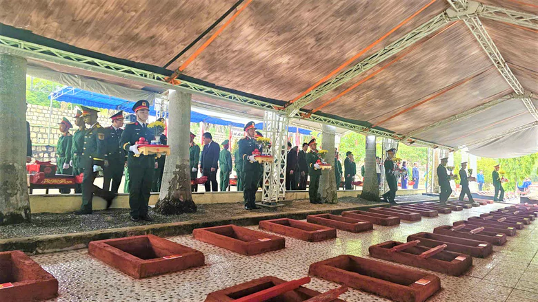 Khánh Hòa đón 45 liệt sĩ về Nghĩa trang liệt sĩ Hòn Dung - Ảnh 4.