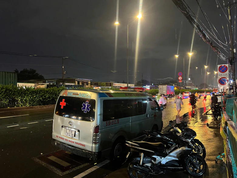 TP.HCM: Xe Mercedes tông nhiều xe máy chạy cùng chiều, 1 người tử vong- Ảnh 3.