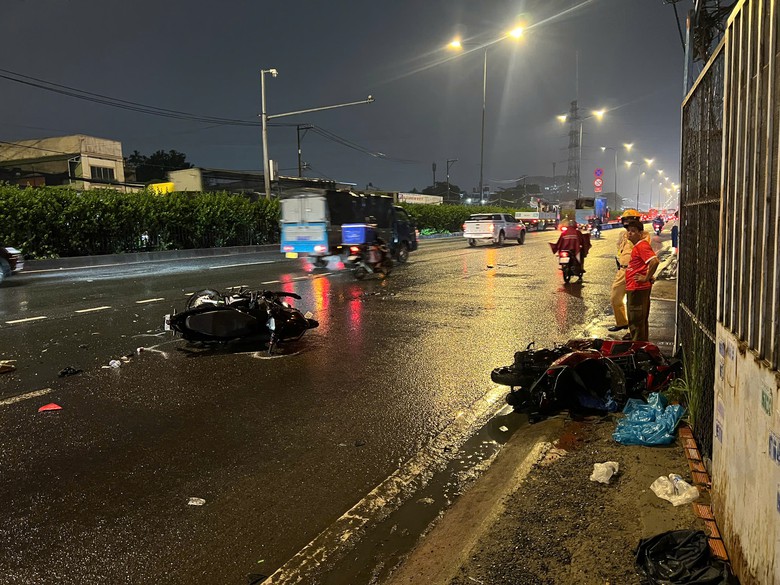 TP.HCM: Xe Mercedes tông nhiều xe máy chạy cùng chiều, 1 người tử vong- Ảnh 1.
