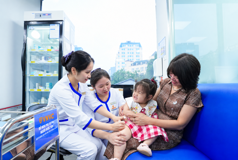 Chính thức tiêm vaccine phòng bệnh tay chân miệng cho trẻ dưới 6 tuổi- Ảnh 1.