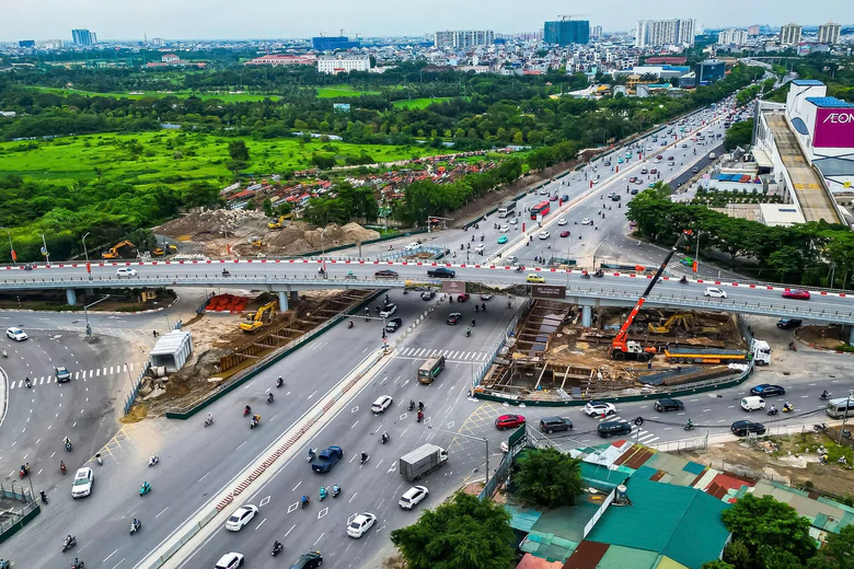 Điều chỉnh giao thông trên đường Cổ Linh phục vụ thi công hầm chui - Ảnh 1.