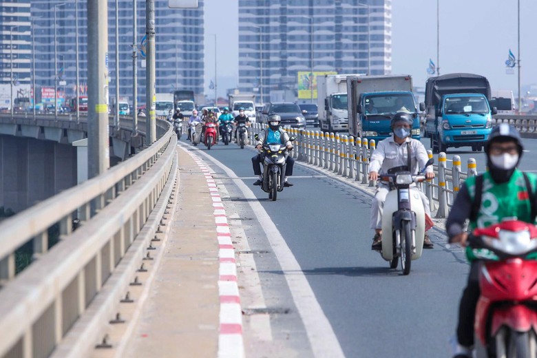 Cục CSGT: Biển báo, vạch xác định khoảng cách trên cầu Nhật Tân chủ yếu để tuyên truyền- Ảnh 3.