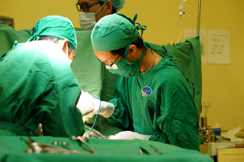 Vụ án mạng ở Củ Chi: Nghi phạm bị lấy lời khai, hai nạn nhân ổn định - Ảnh 2.