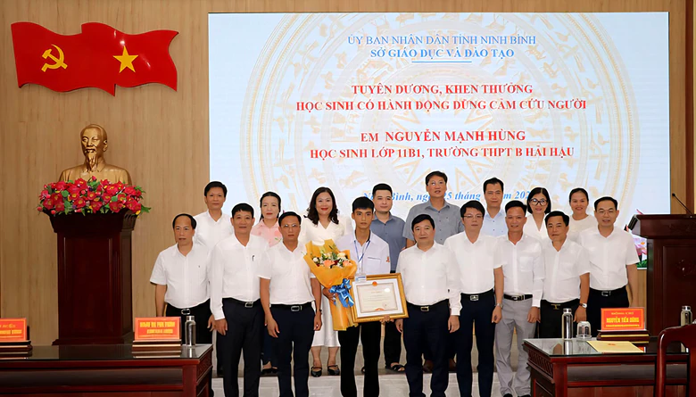 Ninh Bình: Khen thưởng nam sinh dũng cảm cứu hai em nhỏ đuối nước- Ảnh 1.