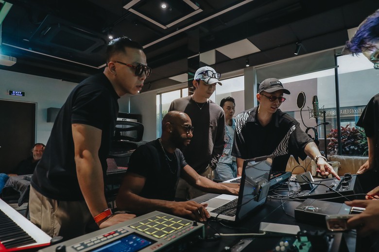 Soobin bắt tay nhà sản xuất 2 lần đoạt Grammy, hướng âm nhạc vươn tầm quốc tế - Ảnh 2.