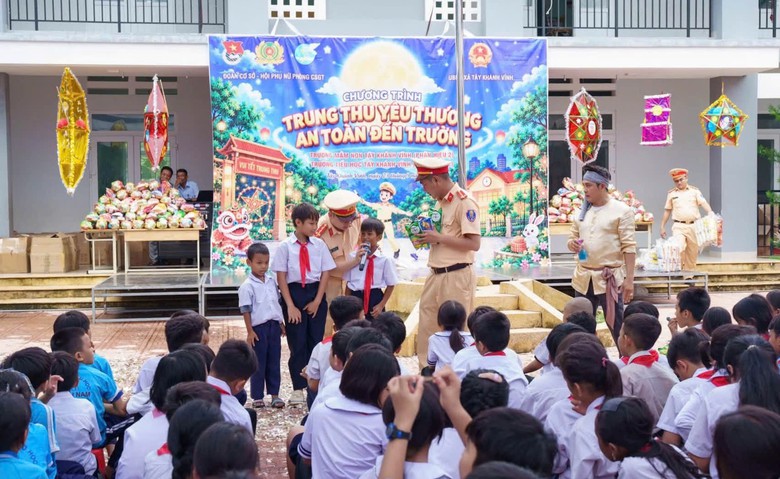 Khánh Hòa: Tuyên truyền ATGT qua chương trình “Trung thu yêu thương - An toàn đến trường”- Ảnh 1.