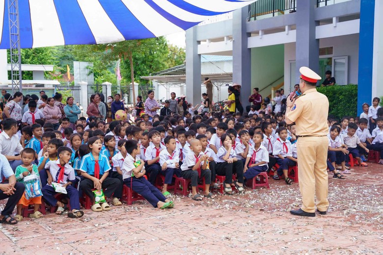 Khánh Hòa: Tuyên truyền ATGT qua chương trình “Trung thu yêu thương - An toàn đến trường”- Ảnh 2.