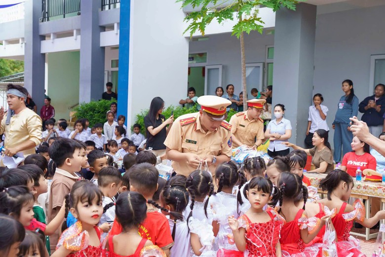 Khánh Hòa: Tuyên truyền ATGT qua chương trình “Trung thu yêu thương - An toàn đến trường”- Ảnh 3.