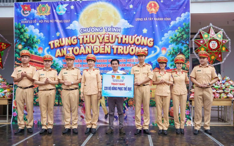 Khánh Hòa: Tuyên truyền ATGT qua chương trình “Trung thu yêu thương - An toàn đến trường”- Ảnh 5.