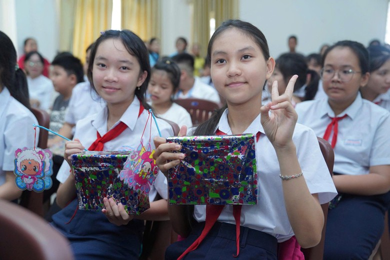 Trao học bổng “Xây nền ước mơ” cho con công nhân môi trường, thoát nước tại Đà Nẵng- Ảnh 3.