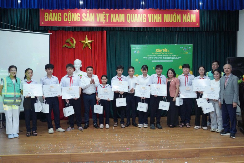 Trao học bổng “Xây nền ước mơ” cho con công nhân môi trường, thoát nước tại Đà Nẵng- Ảnh 1.