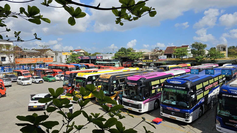 Huế: Tước phù hiệu và cấm kinh doanh vận tải 3 xe vi phạm giao thông- Ảnh 1.