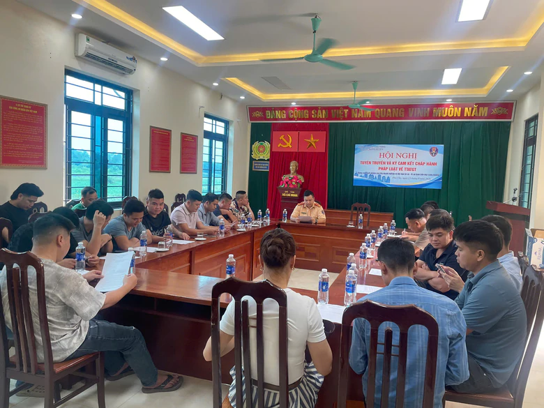 CSGT Phú Thọ tuyên truyền chở hàng đúng quy định cho lái xe tải- Ảnh 1.