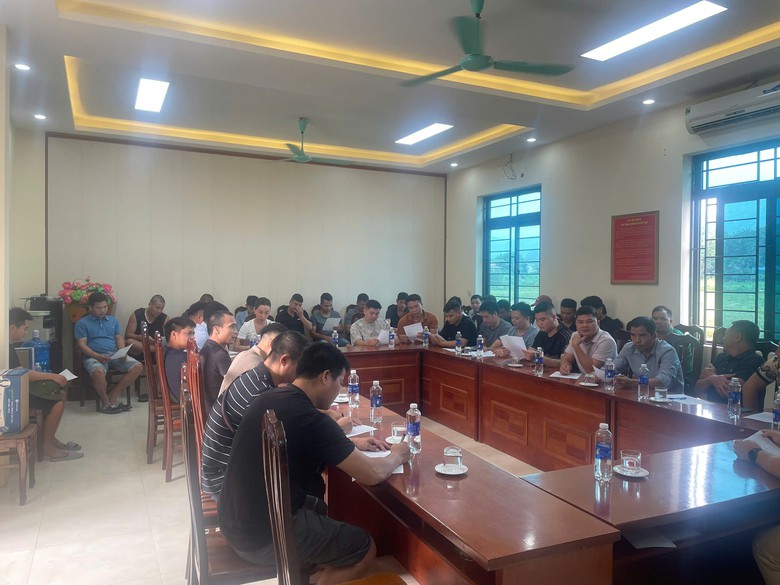CSGT Phú Thọ tuyên truyền chở hàng đúng quy định cho lái xe tải- Ảnh 2.