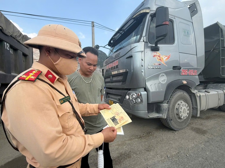 CSGT Phú Thọ tuyên truyền chở hàng đúng quy định cho lái xe tải- Ảnh 4.