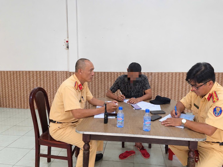 Phạt xe tải làm rơi đất dài 200m trên đường Cộng Hòa 6 triệu đồng - Ảnh 1.
