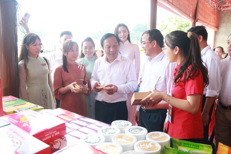 Tưởng niệm 584 năm ngày mất Anh hùng dân tộc, Danh nhân văn hóa thế giới Nguyễn Trãi- Ảnh 7.