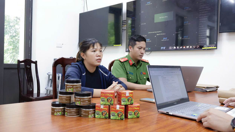 Hà Nội: Khởi tố nhóm lừa bán thuốc nam chữa khối u, xác minh hơn 1.400 người mua - Ảnh 2.