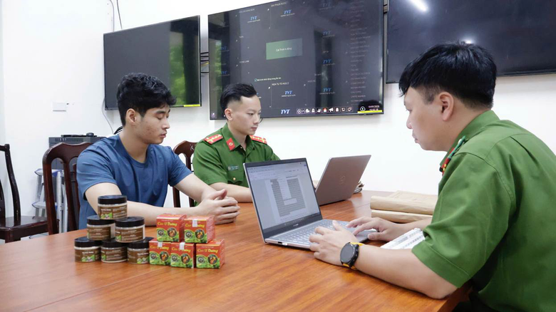 Hà Nội: Khởi tố nhóm lừa bán thuốc nam chữa khối u, xác minh hơn 1.400 người mua - Ảnh 1.