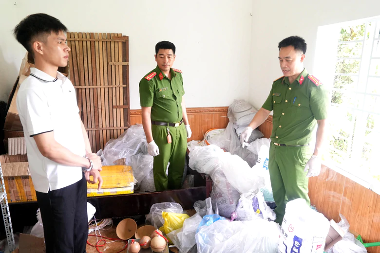 Nghệ An: Bắt giữ đối tượng sản xuất pháo nổ số lượng lớn tại nhà- Ảnh 1.