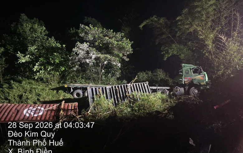Xe đầu kéo mất lái lao khỏi đường đèo Kim Quy trên QL49 qua Huế, tài xế tử vong tại chỗ- Ảnh 1.
