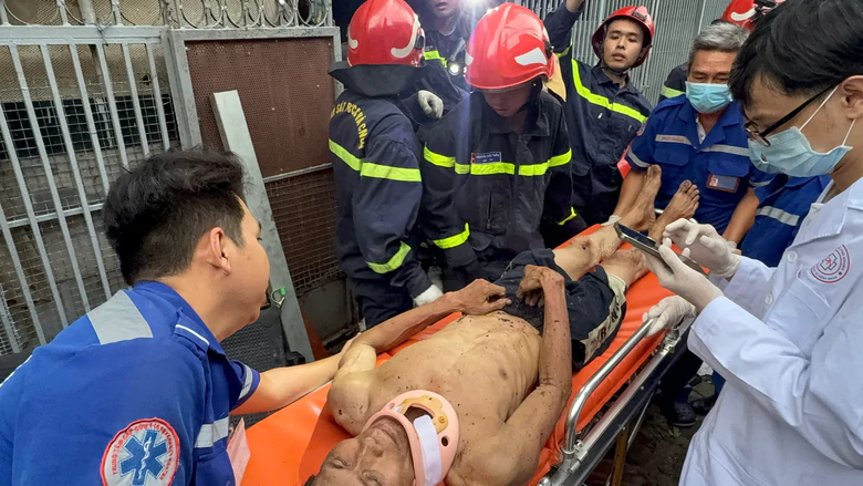 Sập gác nhà trong hẻm ở TPHCM, 3 người thoát chết - Ảnh 2.