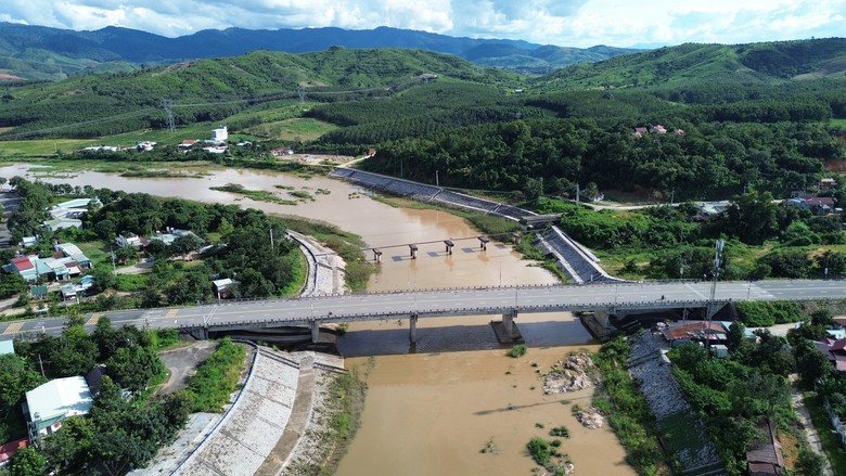 Quảng Ngãi khẩn cấp đầu tư 59 tỷ đồng khắc phục sạt lở sông Đăk Snghé- Ảnh 2.