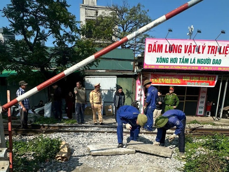 Hà Nội: Lùi xe tải làm hỏng rào chắn đường sắt, tài xế bị phạt 25 triệu đồng- Ảnh 1.
